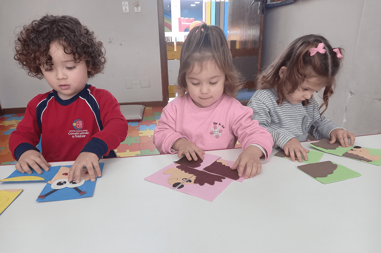 Escola de Educação Infantil Lápis de Cor - 🧩Montar um quebra-cabeça não é  apenas um jogo simples ou entretenimento, mas é acompanhado por um processo  de pensamento, concentração e resiliência. . Além