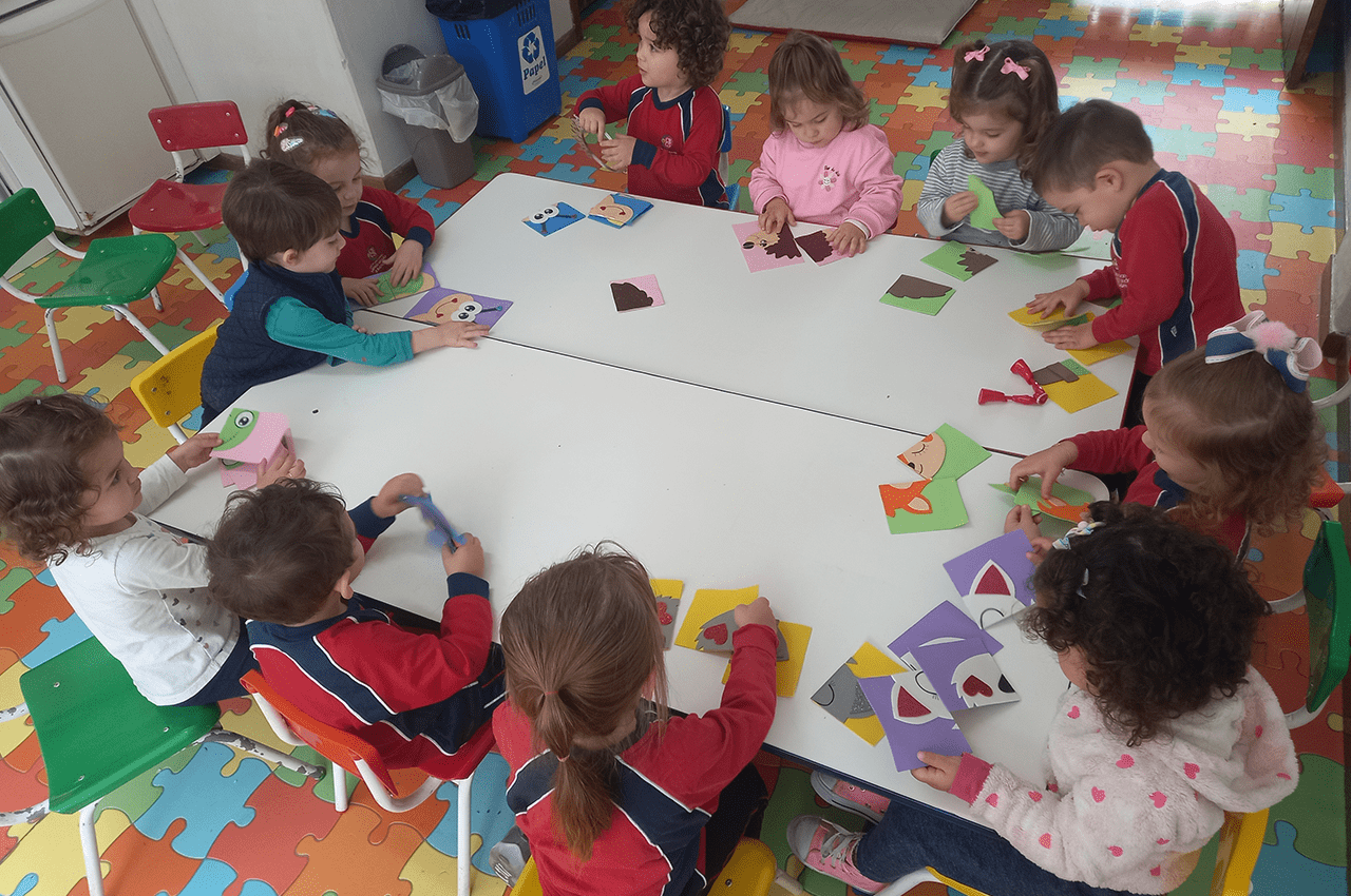 Escola de Educação Infantil Lápis de Cor - 🧩Montar um quebra-cabeça não é  apenas um jogo simples ou entretenimento, mas é acompanhado por um processo  de pensamento, concentração e resiliência. . Além